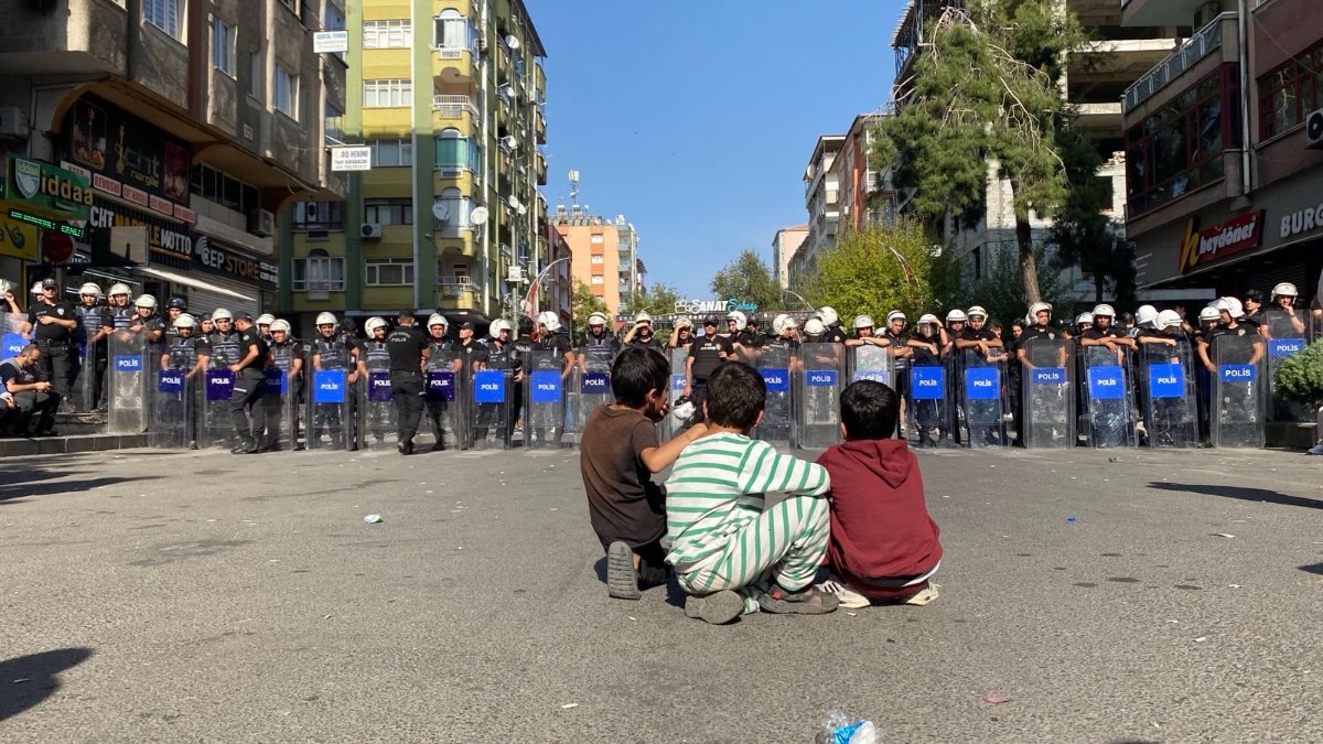 Diyarbakır’da PKK sempatizanları polise karşı çocukları kullandı